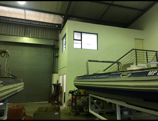 216M² WAREHOUSE RENTED IN BRIARDENE